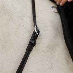 QHP Neck Rope LIBERTA - Læder Cordeo- Justerbar - Close up af spænde vist på hest